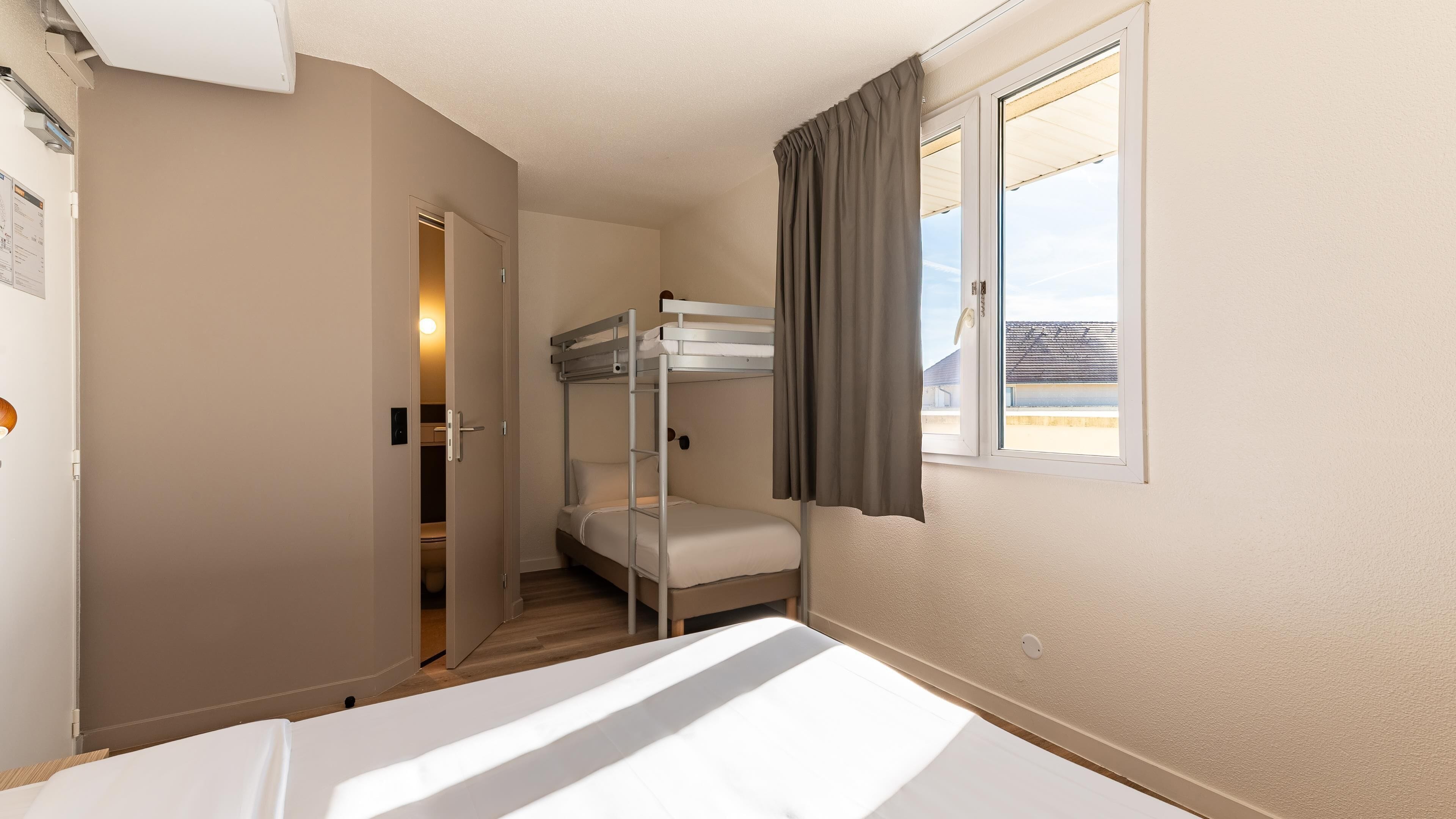 Rom – standard, flere senger | Sengetøy av topp kvalitet, skrivebord, blendingsgardiner og lydisolert