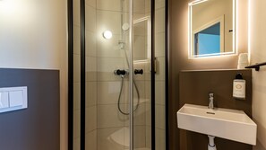 Shower, eco-friendly toiletries, towels