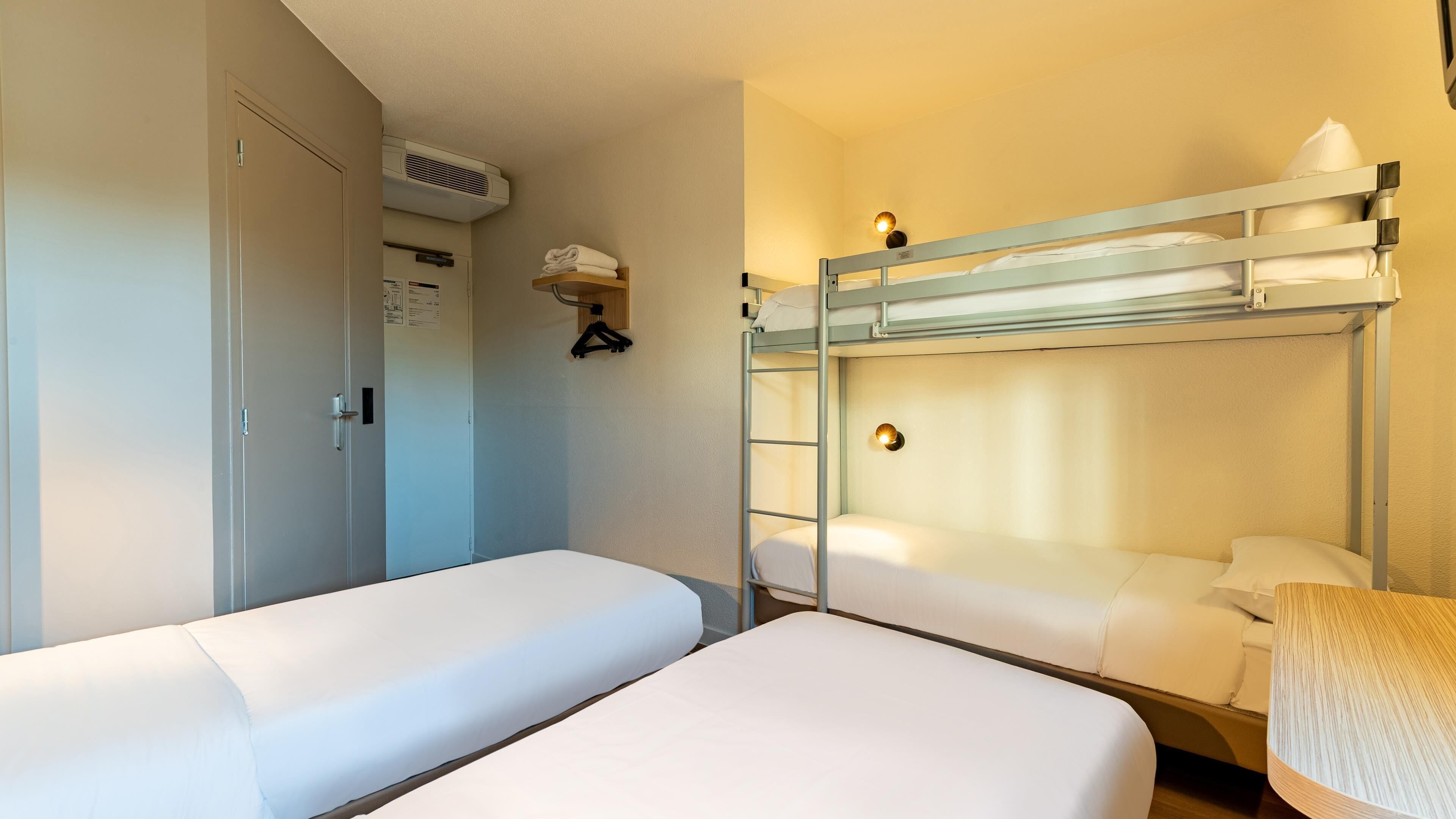 Rom – standard, flere senger | Sengetøy av topp kvalitet, skrivebord, blendingsgardiner og lydisolert