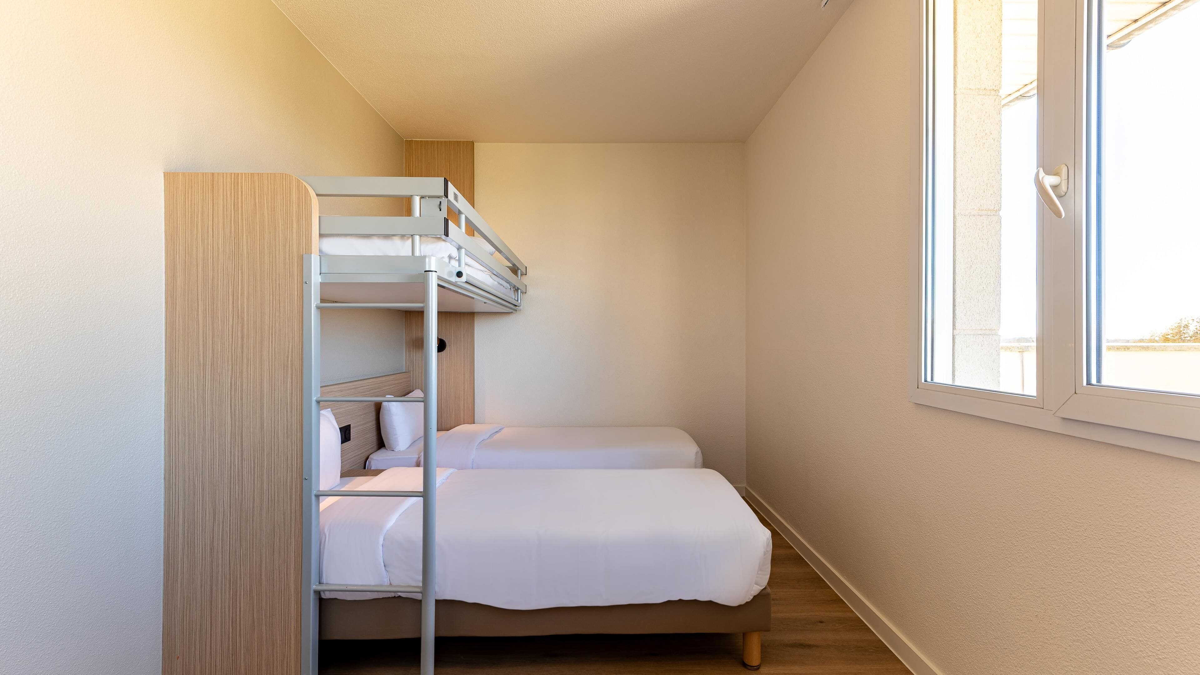 Rom – standard, flere senger | Sengetøy av topp kvalitet, skrivebord, blendingsgardiner og lydisolert