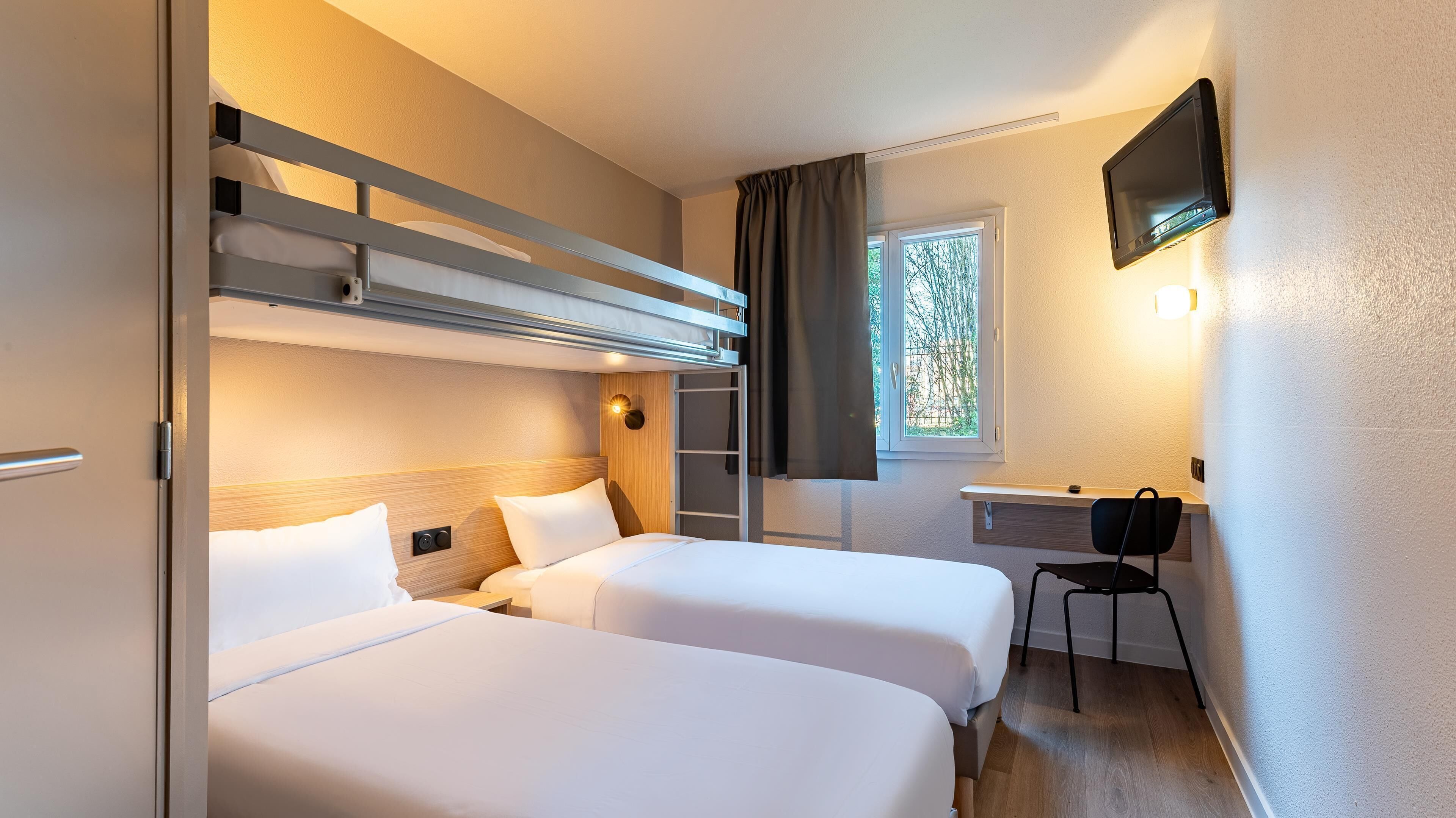 Rom – standard, flere senger | Sengetøy av topp kvalitet, skrivebord, blendingsgardiner og lydisolert