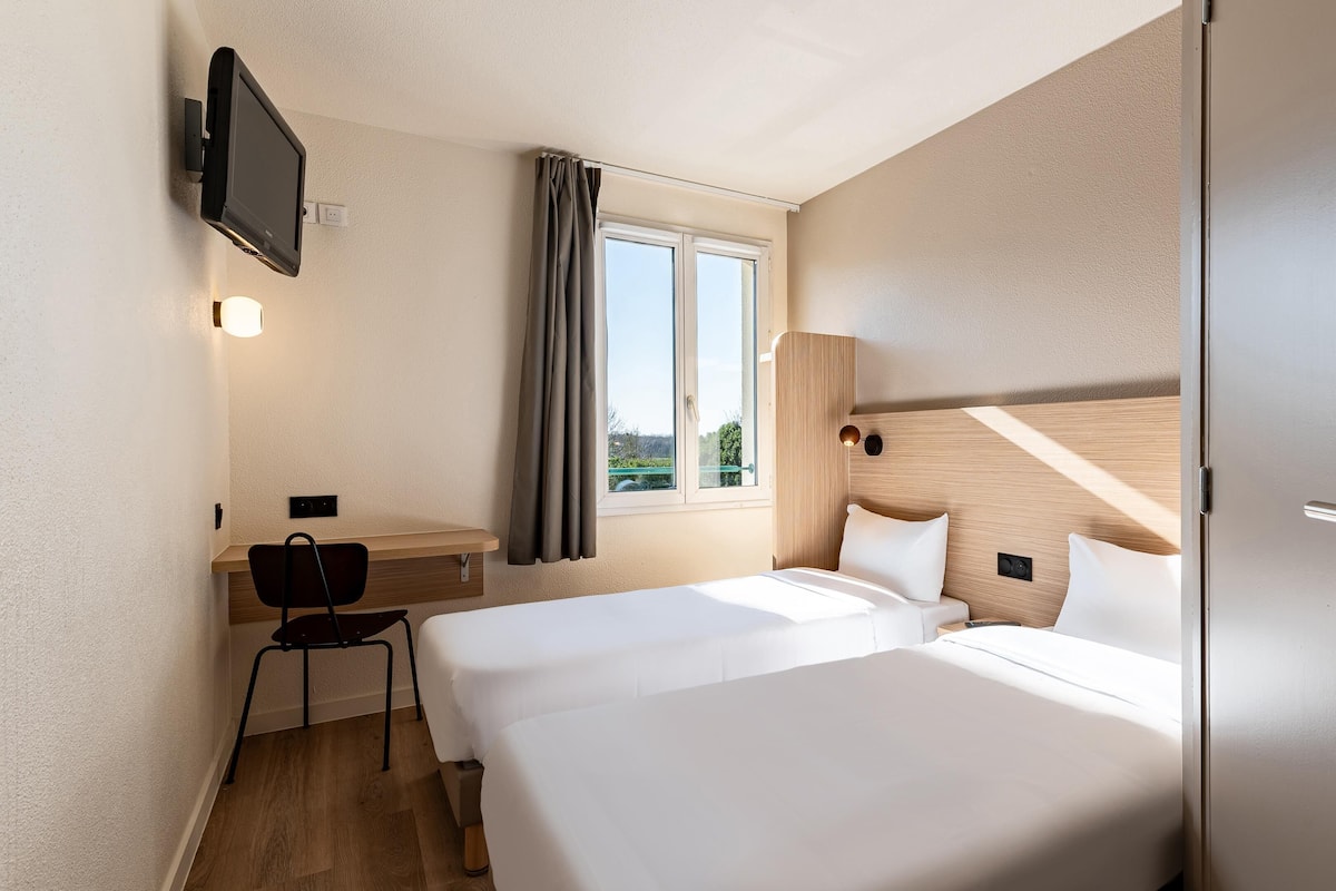 Rom – standard, 2 enkeltsenger | Sengetøy av topp kvalitet, skrivebord, blendingsgardiner og lydisolert