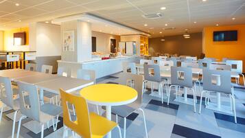 Colazione a buffet, servita tutte le mattine (9.90 EUR a persona)