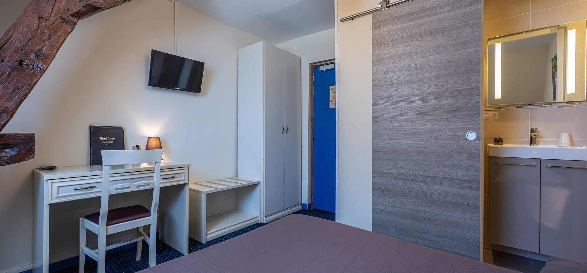 double room | individually decorated, desk, blackout curtains, cots/infant beds