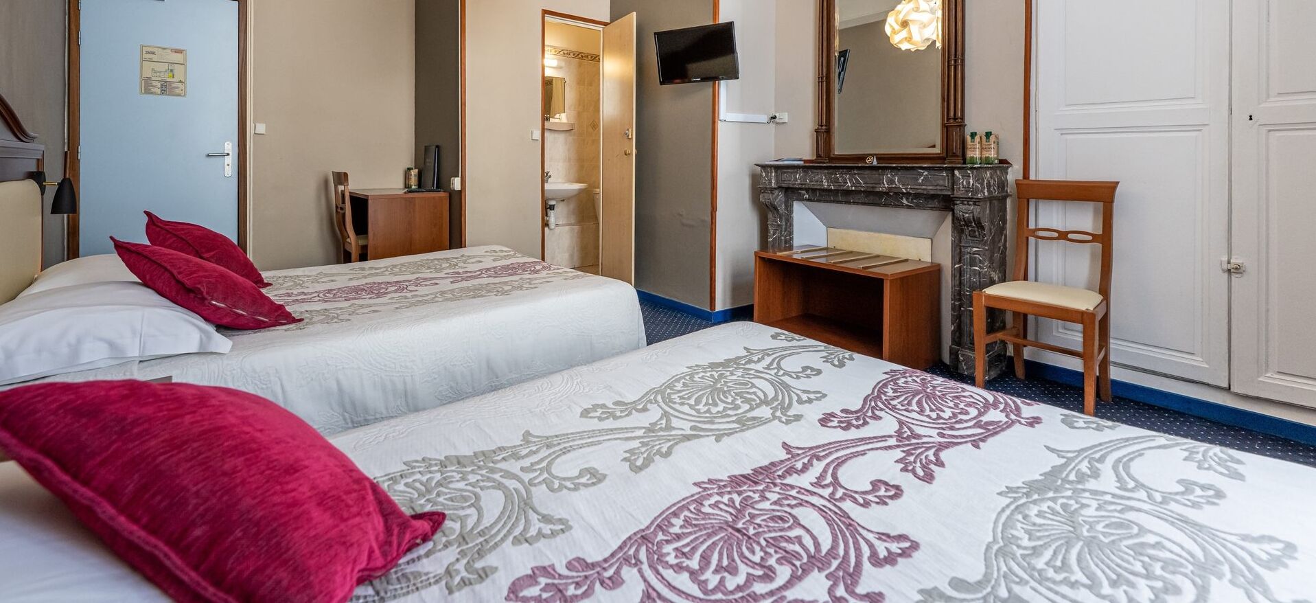 quadruple room | individually decorated, desk, blackout curtains, cots/infant beds