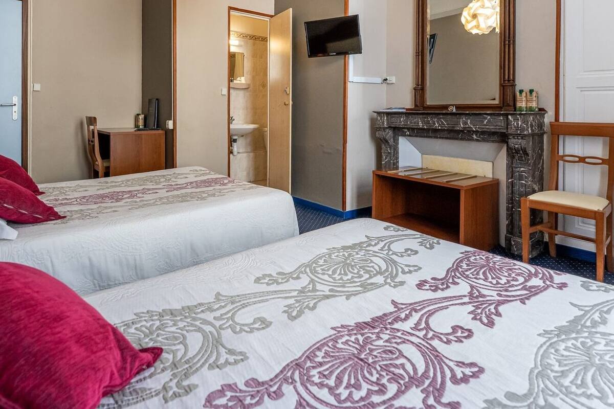 quadruple room | individually decorated, desk, blackout curtains, cots/infant beds