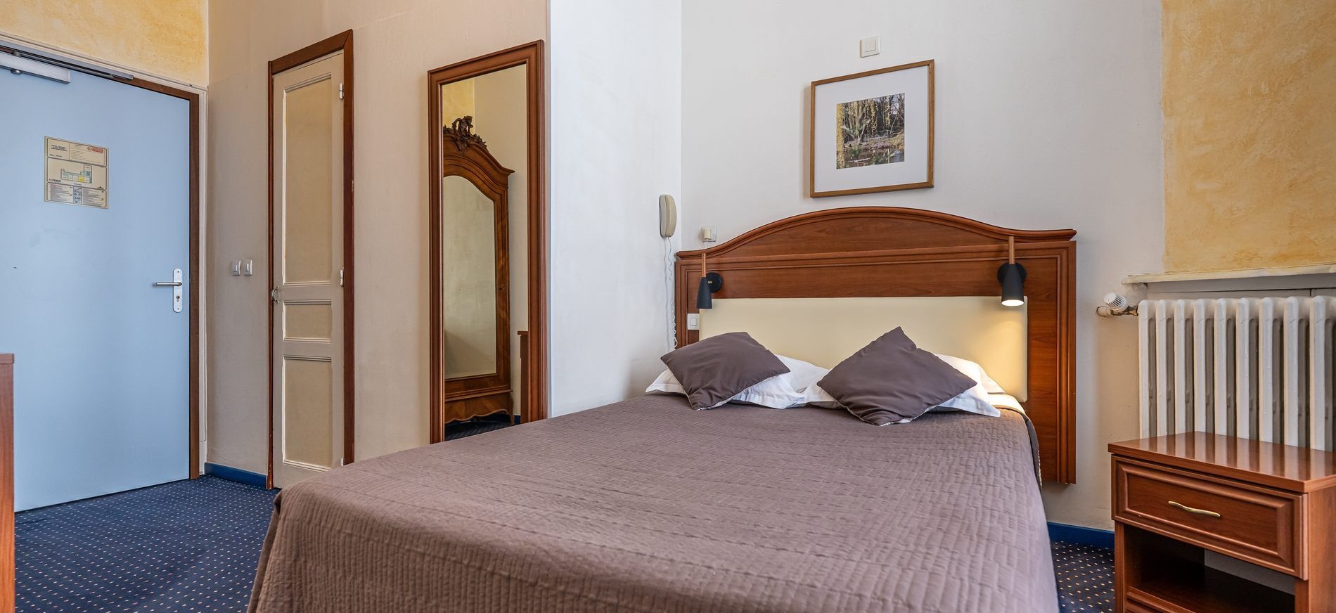 double room | individually decorated, desk, blackout curtains, cots/infant beds