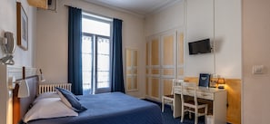 Chambre Double | Décoration personnalisée, bureau, rideaux occultants