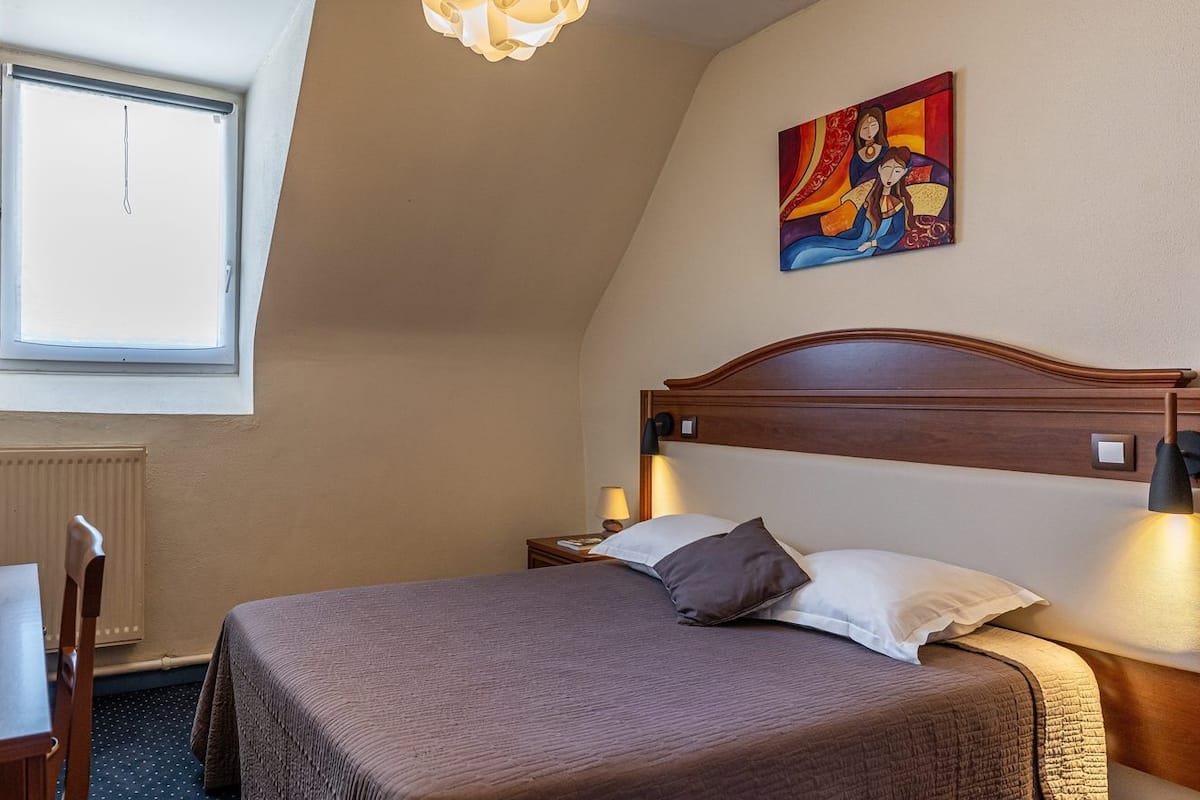 Chambre Double | Décoration personnalisée, bureau, rideaux occultants