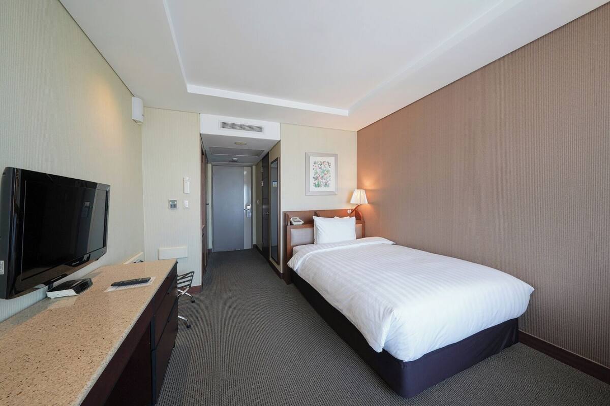 Luxe beddengoed, donsdekens, een kluis op de kamer, een laptopwerkplek