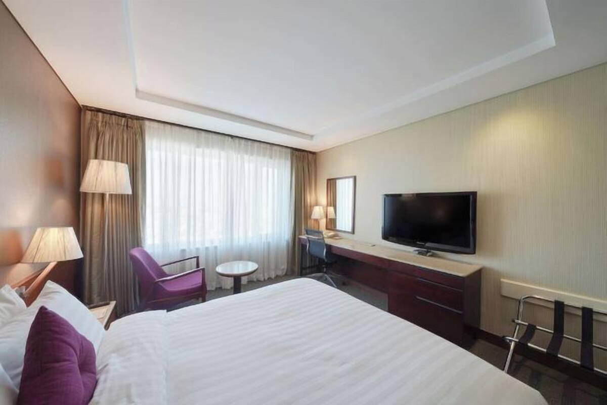 Premium bedding, down comforters, in-room safe, laptop workspace