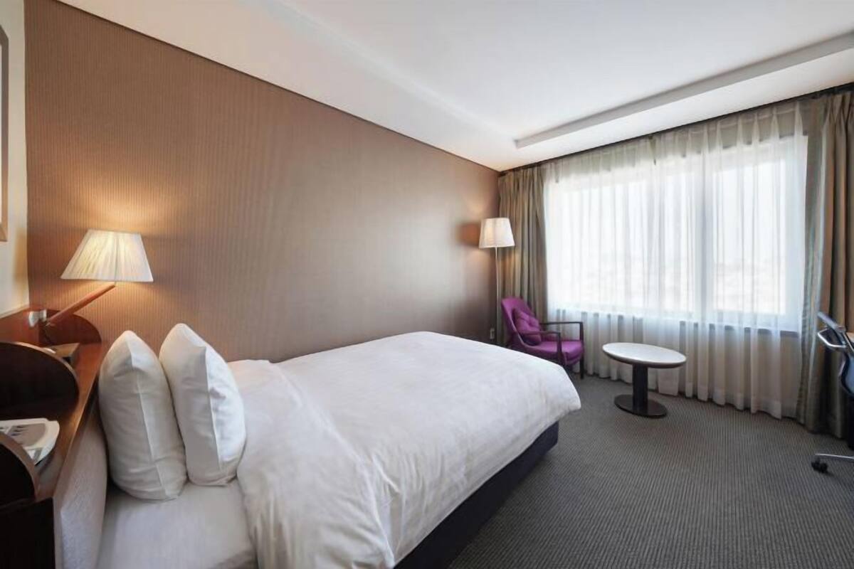 Premium bedding, down comforters, in-room safe, laptop workspace