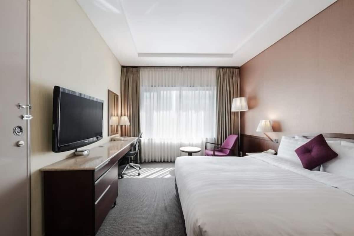 Premium bedding, down comforters, in-room safe, laptop workspace