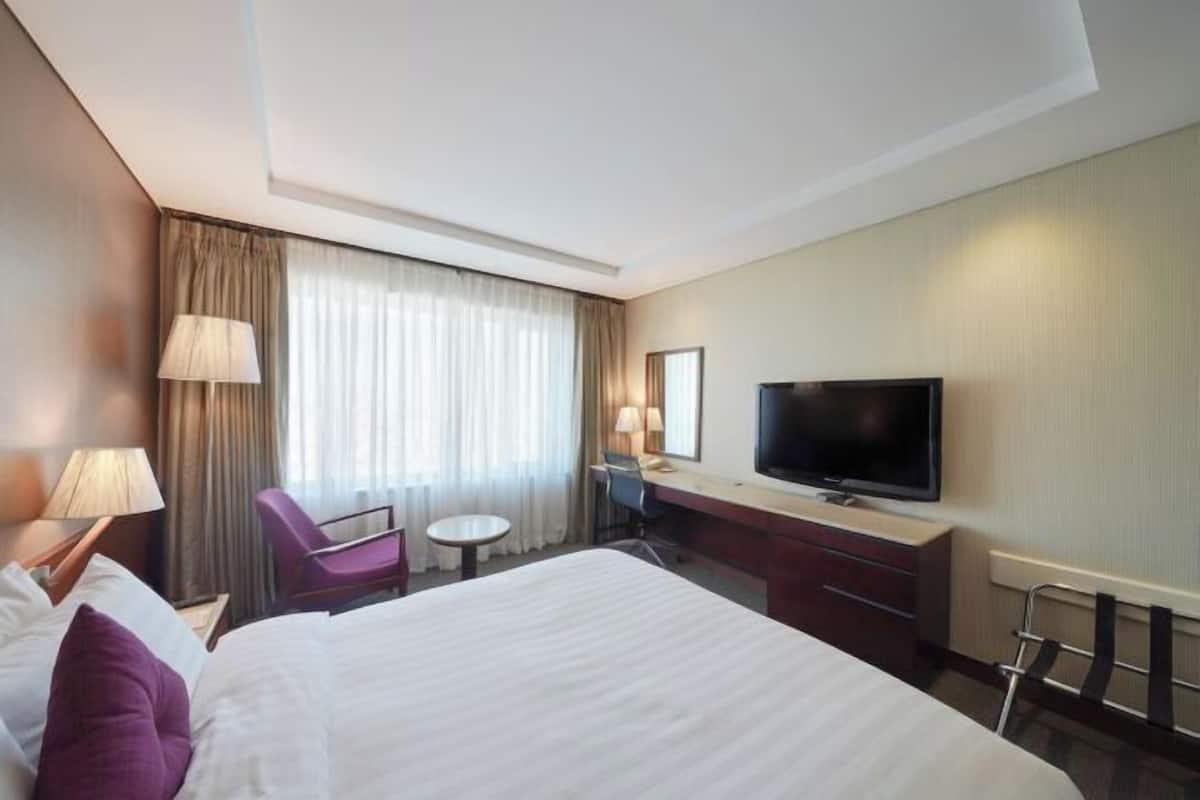 Premium bedding, down comforters, in-room safe, laptop workspace