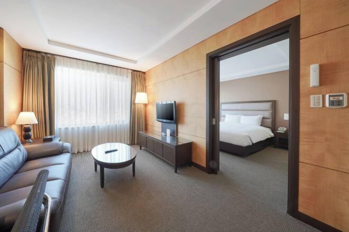Premium bedding, down comforters, in-room safe, laptop workspace