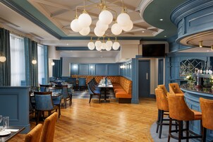 Se sirven desayunos, almuerzos y cenas; cocina europea moderna