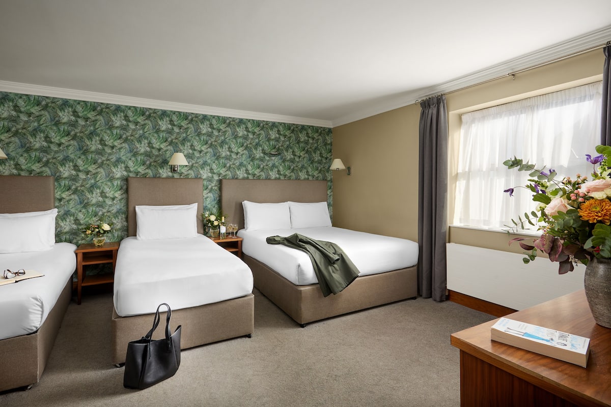 triple room | in-room safe, desk, iron/ironing board, free cots/infant beds