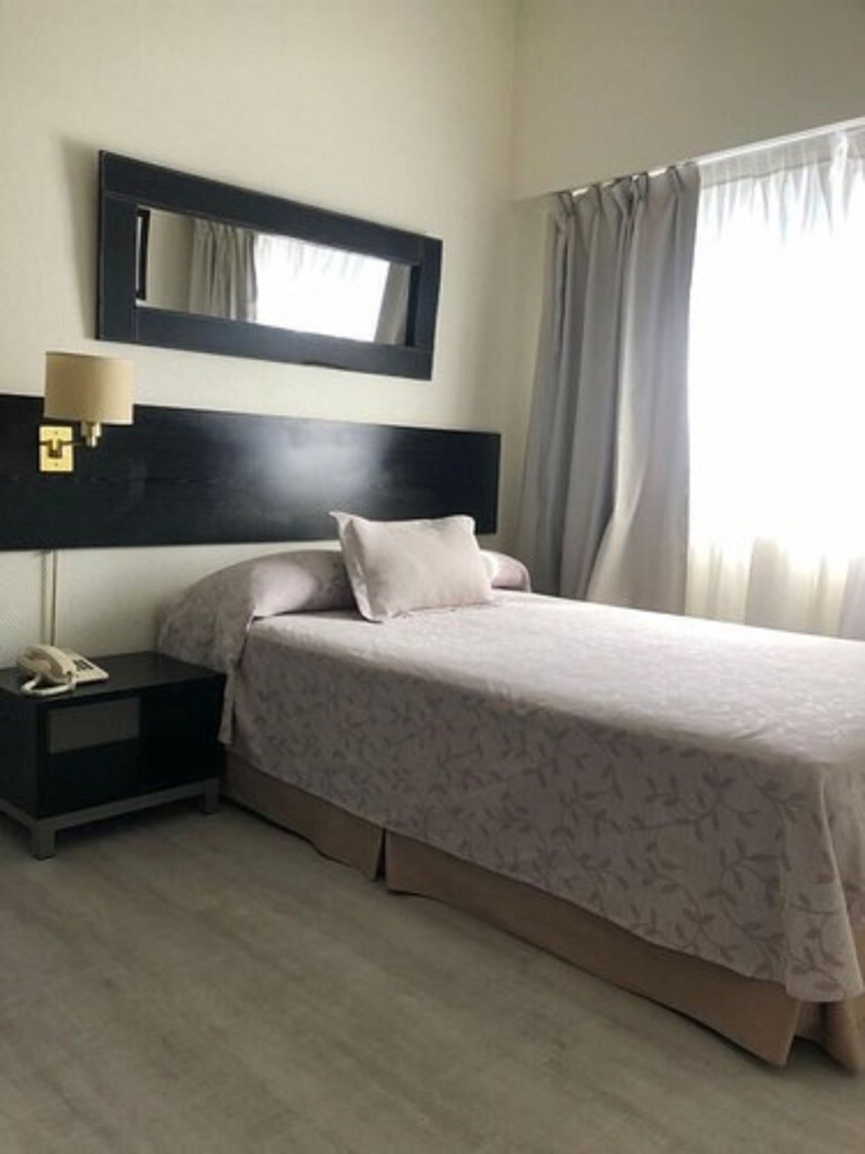 In-room safe, desk, free WiFi