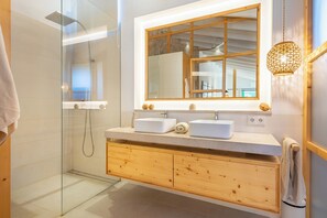 Superior Studio, 1 Bedroom, Terrace, Garden View | Bathroom | Free toiletries, hair dryer, towels, soap - Agroturismo sa Rota den Palerm (Lloret de Vistalegre)