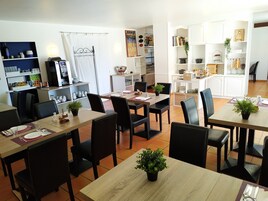 Café da manhã com buffet todos os dias (EUR 13.8 por pessoa) 