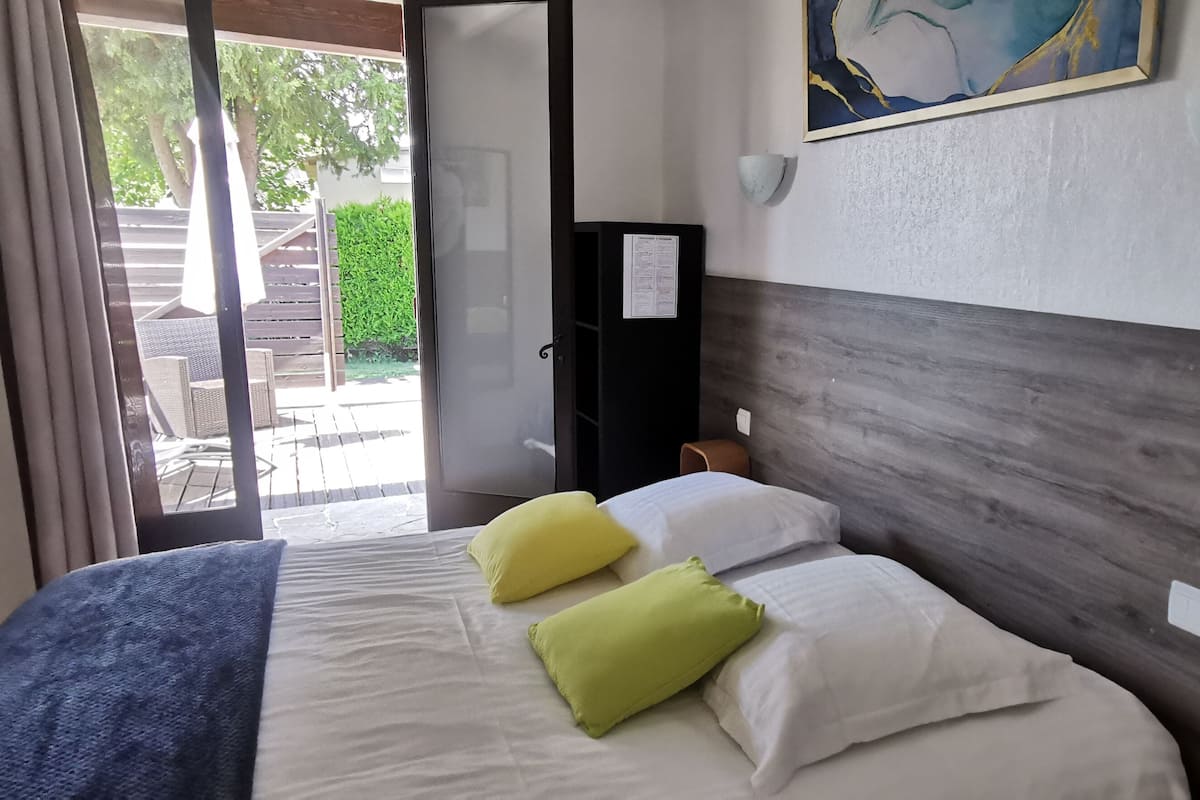 comfort double room (rez-de-chaussée) | desk, free wifi, bed sheets