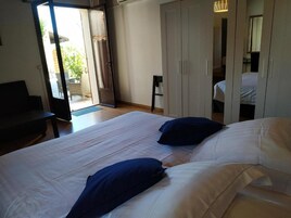 Quarto quádruplo | Escrivaninha, Wi-Fi de cortesia, roupa de cama