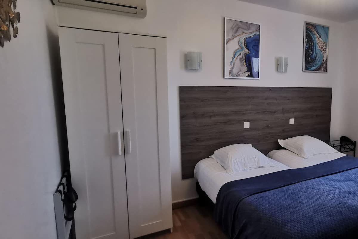 Habitación estándar con 2 camas individuales (étage) | Escritorio, wifi gratis, ropa de cama
