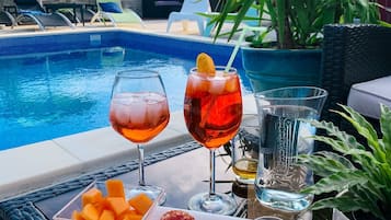Bar en bord de piscine