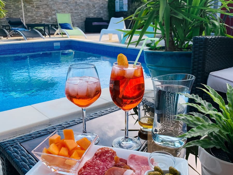 Bar en bord de piscine