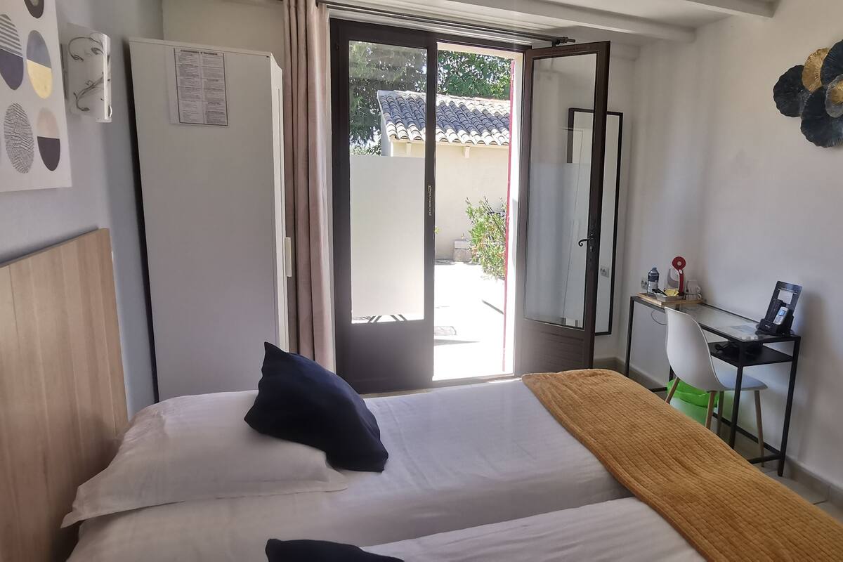 comfort twin room (rez-de-chaussée) | desk, free wifi, bed sheets