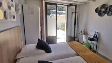 Escritorio, wifi gratis y ropa de cama