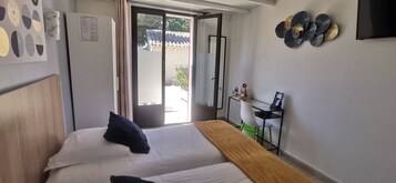 Quarto duplo conforto (rez-de-chaussée) | Escrivaninha, Wi-Fi de cortesia, roupa de cama