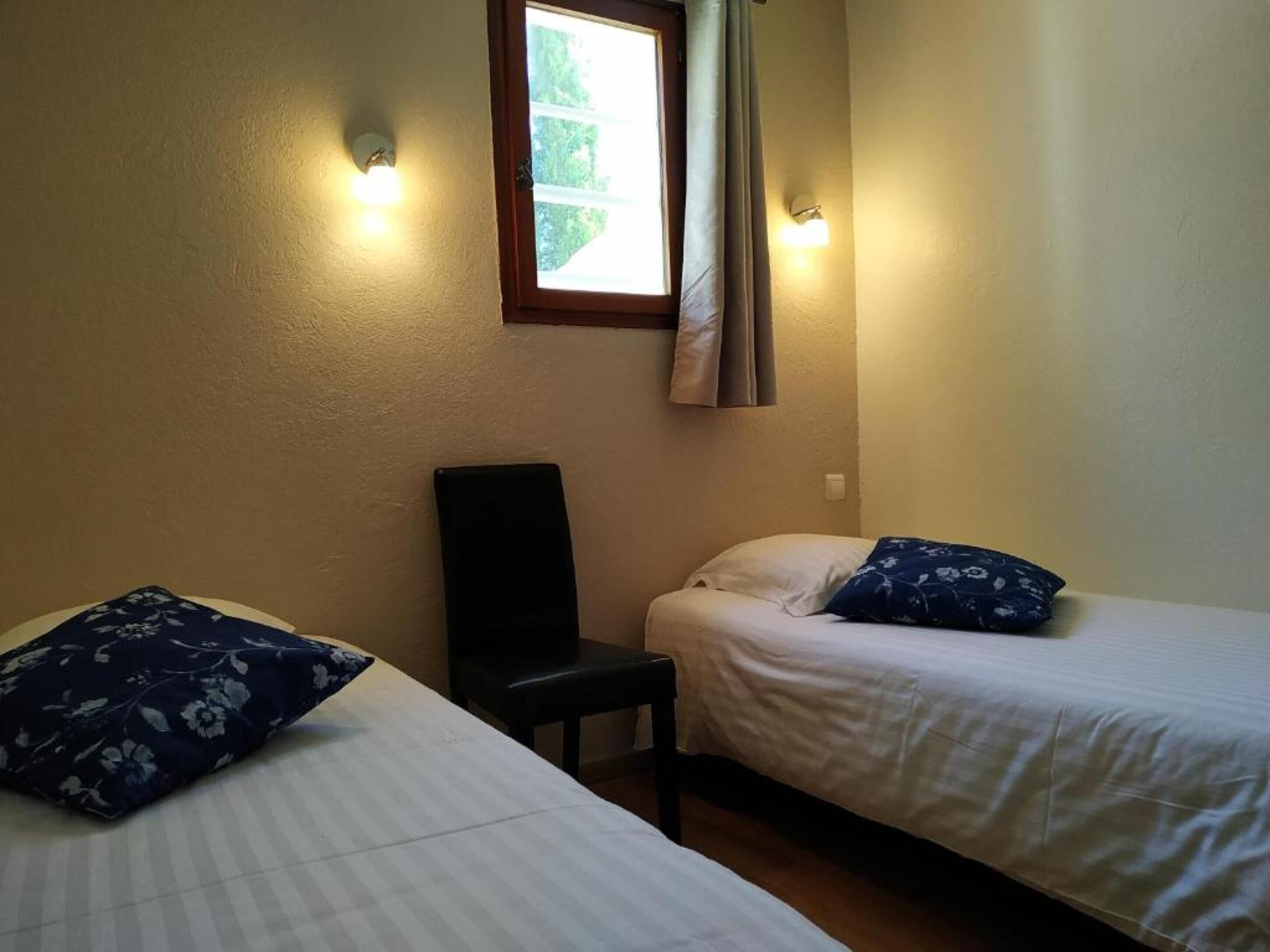 quadruple room | desk, free wifi, bed sheets