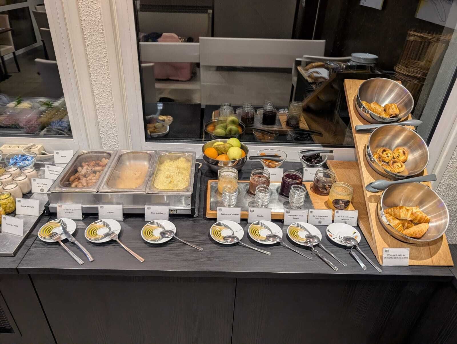 Een buffet met verschillende soorten eten en bestek.