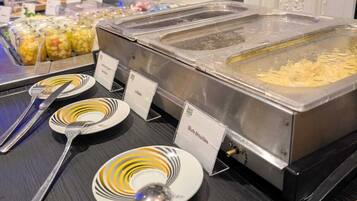 Buffet com alimentos identificados e utensílios.