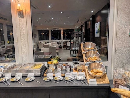 Daily buffet breakfast for a fee. Hôtel de La Loire Ancenis – Restaurant Les Bateliers