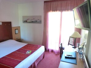 In-room safe, desk, soundproofing, free WiFi