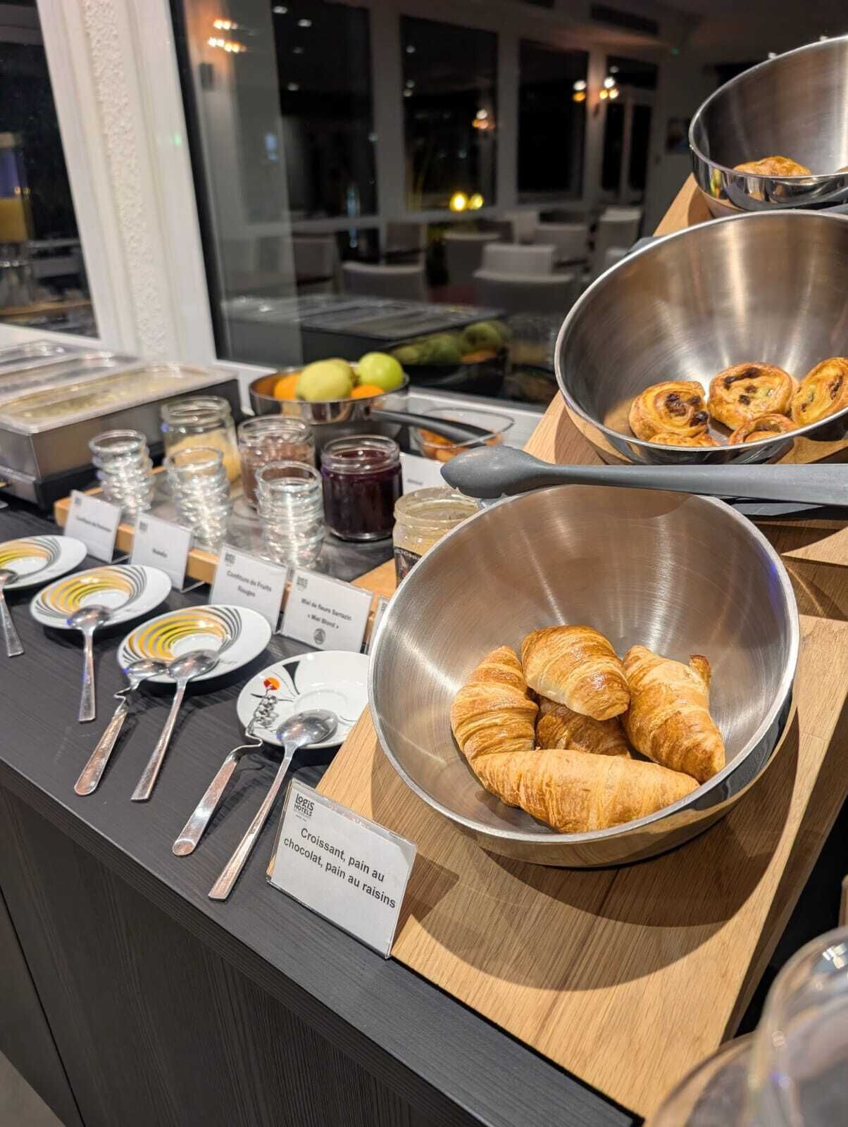 Bữa sáng buffet hàng ngày với phụ phí nhỏ 