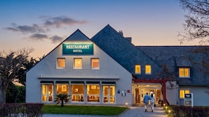 Un edificio con un letrero que dice 'RESTAURANT HOTEL' y una entrada visible.
