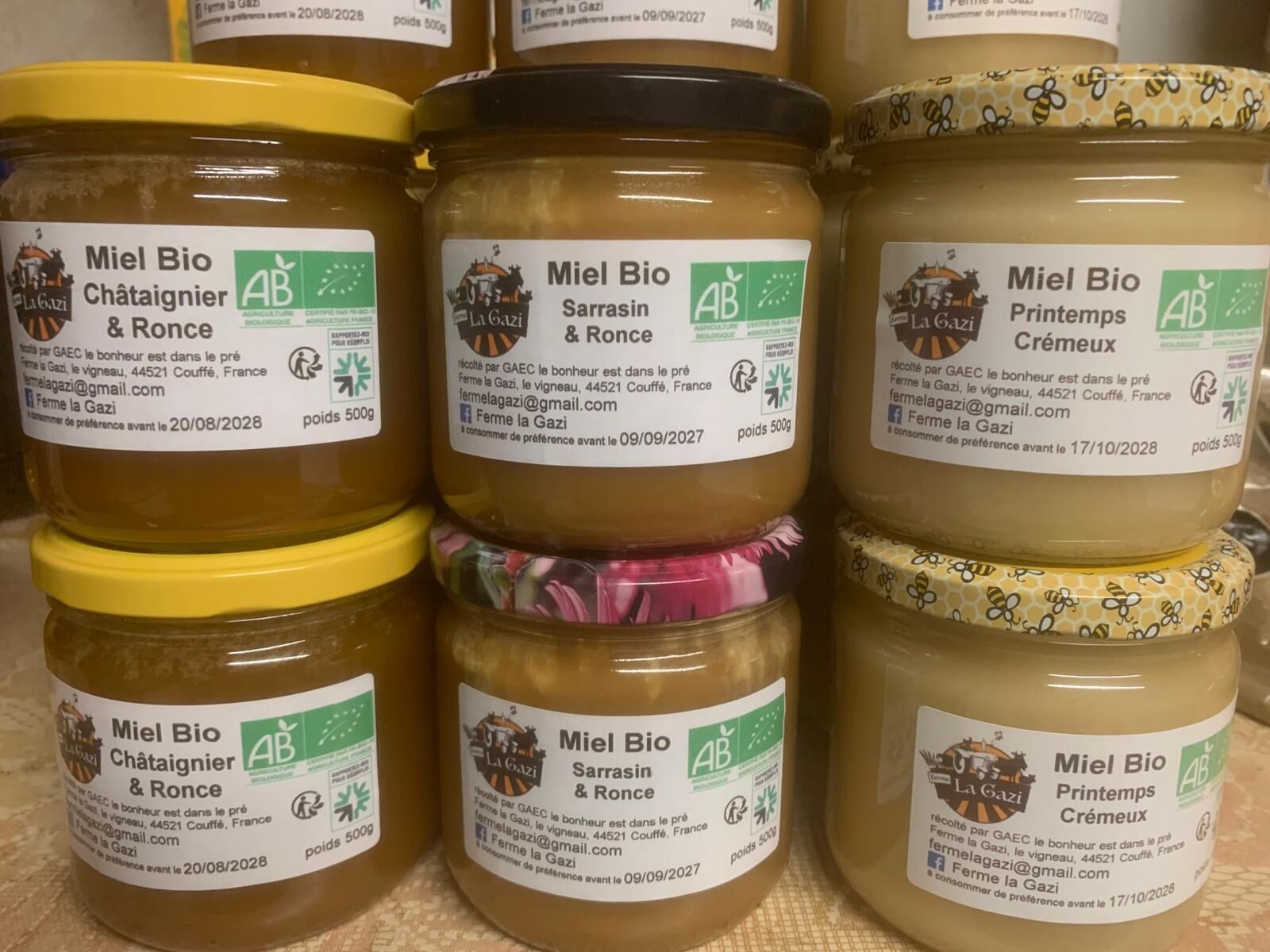 Multiple jars of Miel Bio Châtaignier & Ronce honey with labels indicating weight and expiration dates.