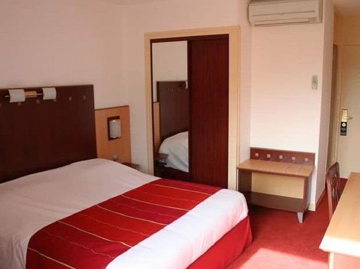 in-room safe, desk, soundproofing, free wifi