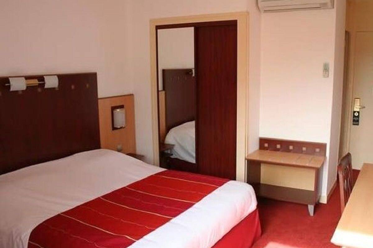 in-room safe, desk, soundproofing, free wifi