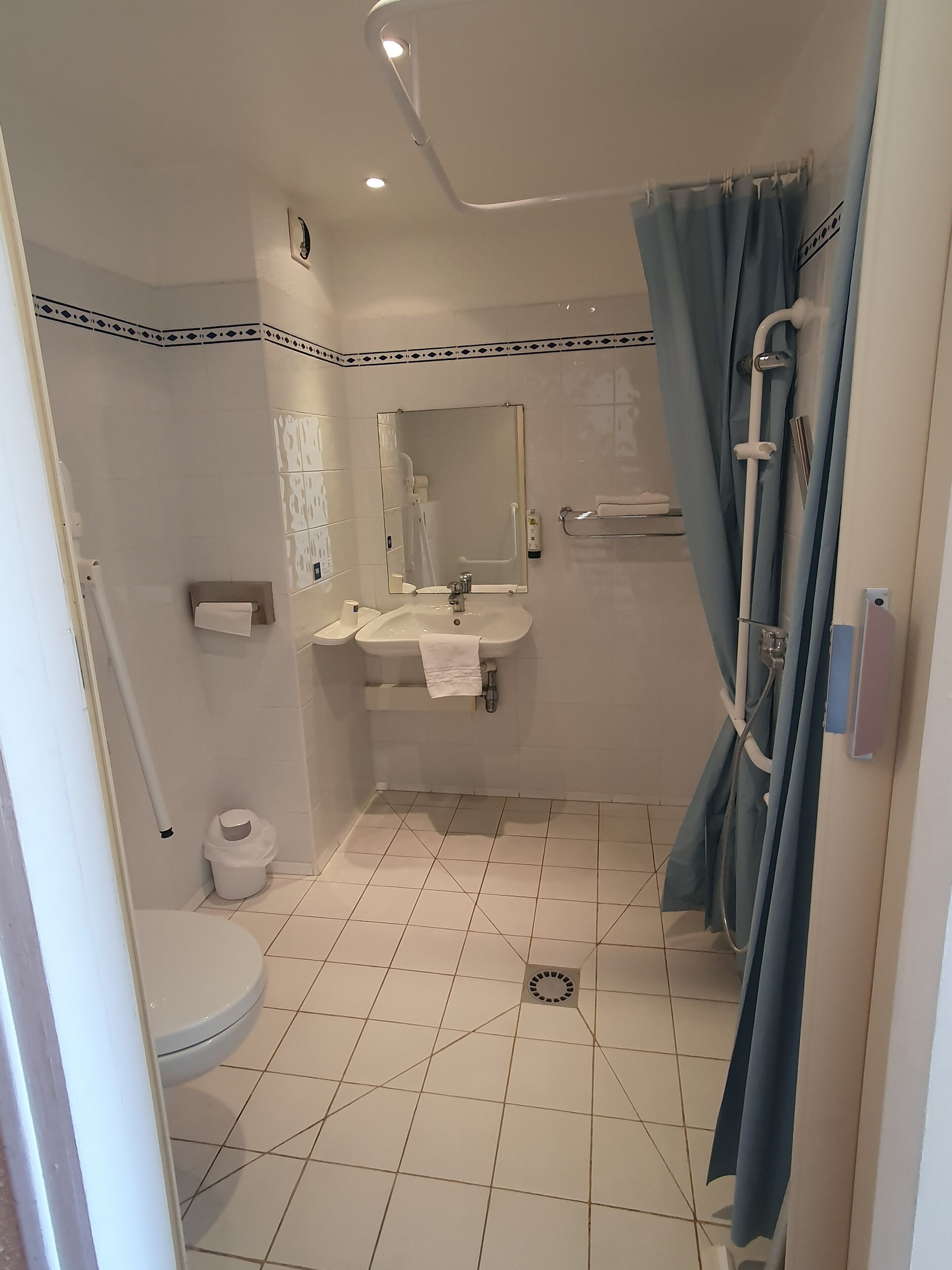 double room, accessible | bathroom | free toiletries