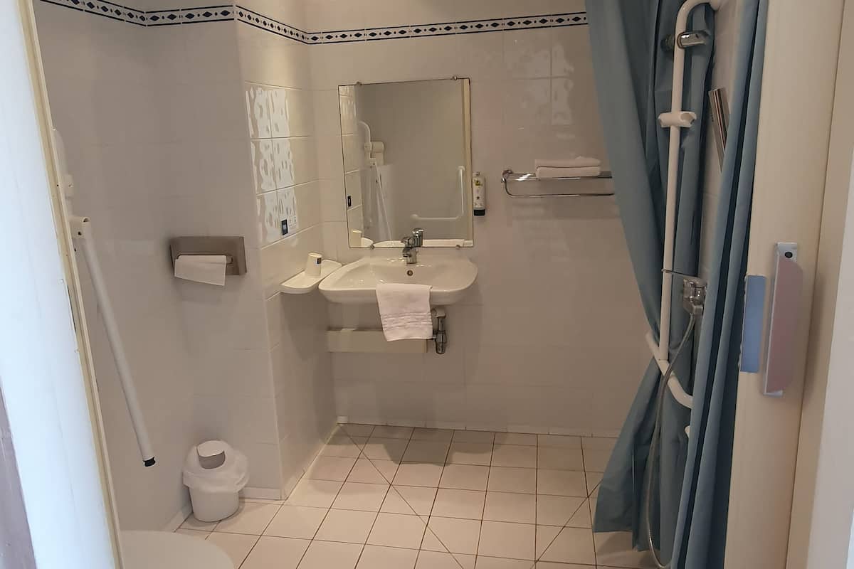 double room, accessible | bathroom | free toiletries