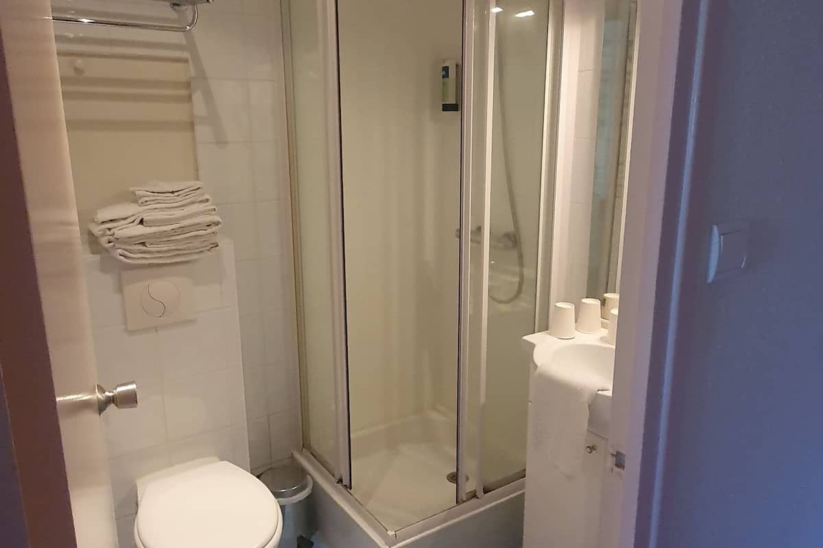 family room | bathroom | free toiletries