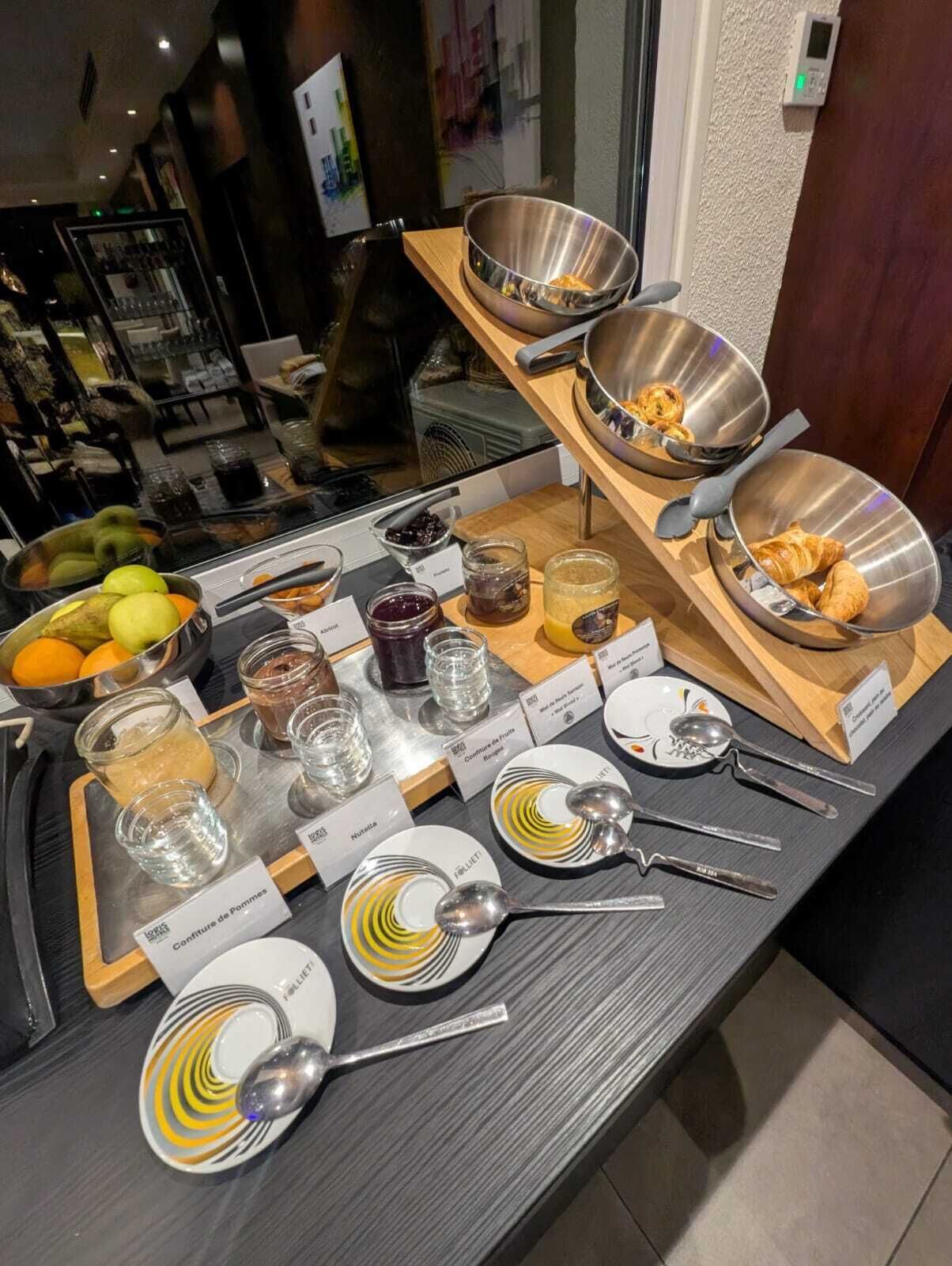 Een buffetopstelling met diverse gerechten en bestek.