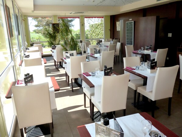 Breakfast, lunch, dinner served; Regional cuisine  - Hôtel de la Loire (Vair-sur-Loire)