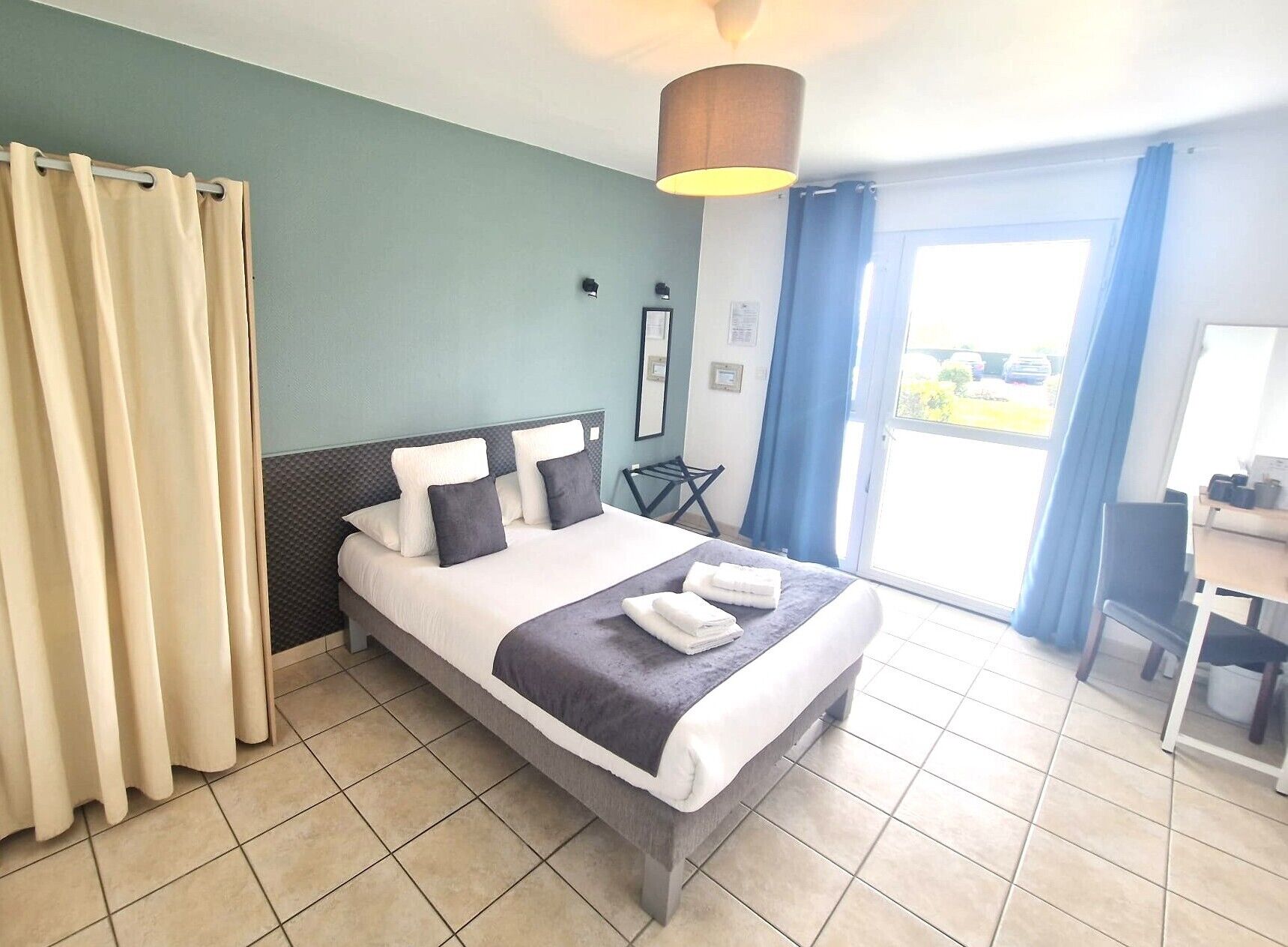 Double room accessible to people with reduced mobility | In-room safe, desk, blackout drapes, iron/ironing board