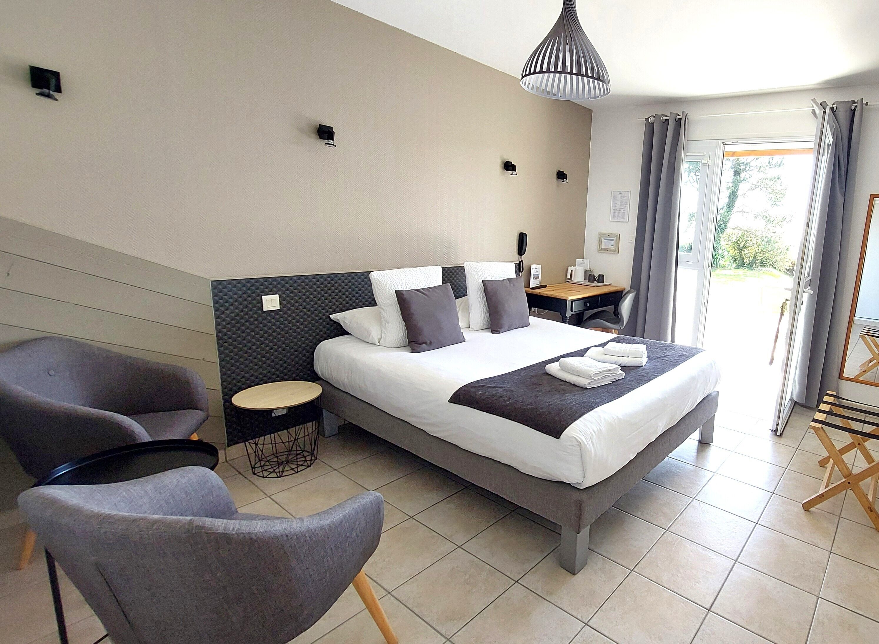 chambre double superieure | 1 bedroom, in-room safe, desk, blackout curtains