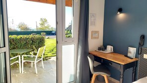 In-room safe, desk, blackout drapes, iron/ironing board - Hôtel La Rosière (Tracy-sur-Mer)